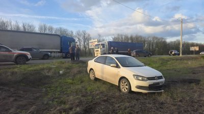 На въезде в Новочеркасск водитель фуры отвлёкся и снёс Фольксваген, который в свою очередь зацепил... — фото 4