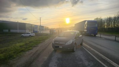 На въезде в Новочеркасск водитель фуры отвлёкся и снёс Фольксваген, который в свою очередь зацепил... — фото 5