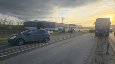 На въезде в Новочеркасск водитель фуры отвлёкся и снёс Фольксваген, который в свою очередь зацепил... — фото 6