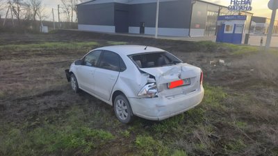 На въезде в Новочеркасск водитель фуры отвлёкся и снёс Фольксваген, который в свою очередь зацепил... — фото 7