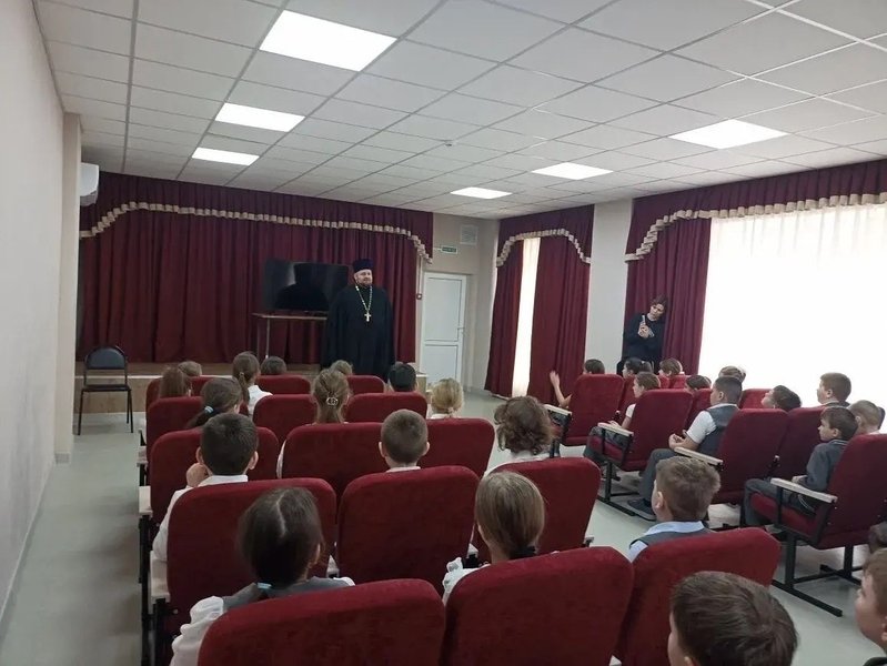 В 17 школе состоялась встреча учеников 4Б класса  и 3Б класса с настоятелем храма Святого... — фото 2