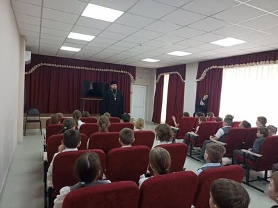 В 17 школе состоялась встреча учеников 4Б класса  и 3Б класса с настоятелем храма Святого... — фото 2