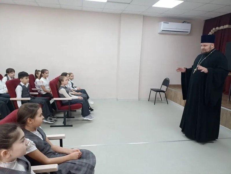 В 17 школе состоялась встреча учеников 4Б класса  и 3Б класса с настоятелем храма Святого... — фото 3