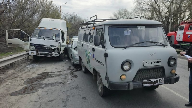 Всем, наверное, интересно, из-за кого движение по Баклановскому и спуску Герцена практически... — фото 2