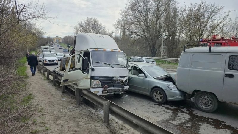 Всем, наверное, интересно, из-за кого движение по Баклановскому и спуску Герцена практически... — фото 5