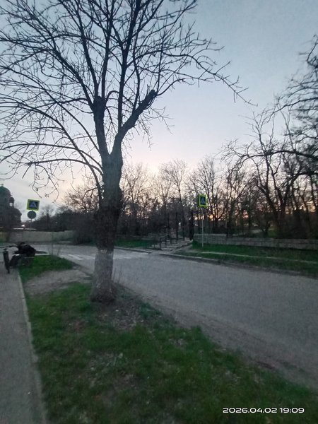 Наши подписчики просят обратить внимание администрации на пешеходный переход через улицу... — фото 1