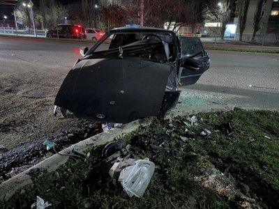 Жёсткое столкновение четырки с бордюром на Баклановском, в районе бывшего Кадетского корпуса — фото 2