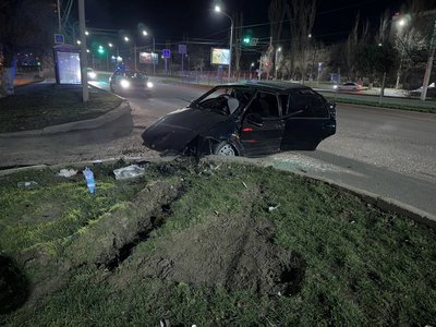 Жёсткое столкновение четырки с бордюром на Баклановском, в районе бывшего Кадетского корпуса — фото 3