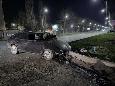 Жёсткое столкновение четырки с бордюром на Баклановском, в районе бывшего Кадетского корпуса — фото 4