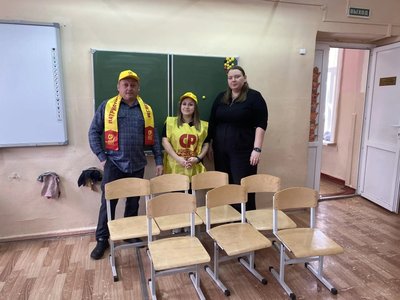 В Новочеркасске отремонтировали школьные стулья благодаря помощи «Справедливой России»