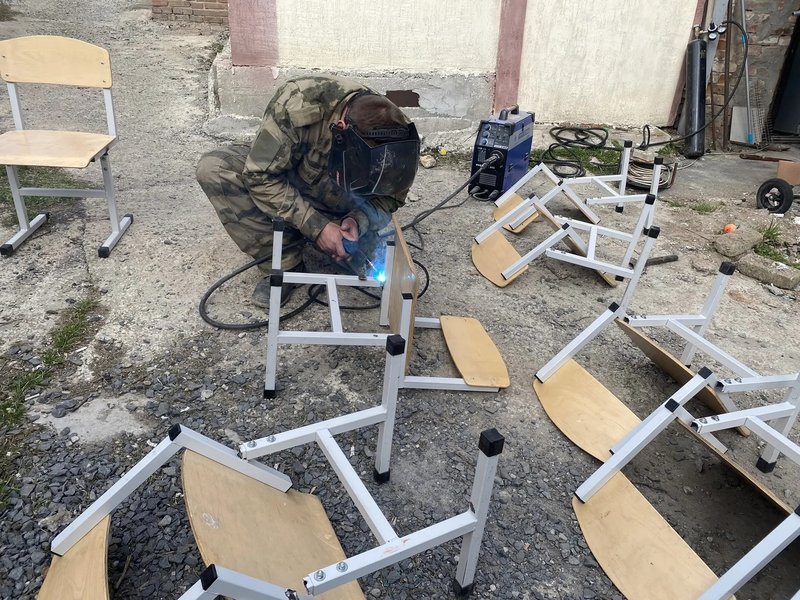 В Новочеркасске отремонтировали школьные стулья благодаря помощи «Справедливой России» — фото 2