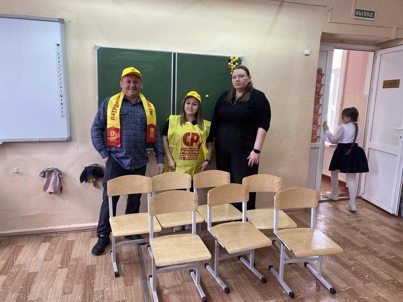 В Новочеркасске отремонтировали школьные стулья благодаря помощи «Справедливой России» — фото 4