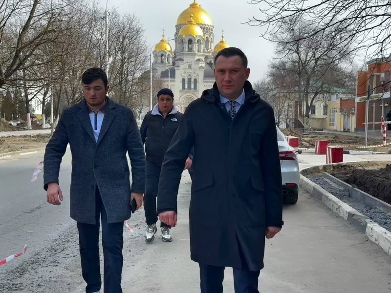 Глава Новочеркасска Павел Исаков лично контролирует благоустройство проспекта Платовского — фото 1