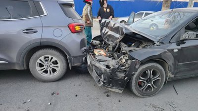 Водитель Фокуса от души разогнался по Будённовской и влетел в притормозивший Черри
