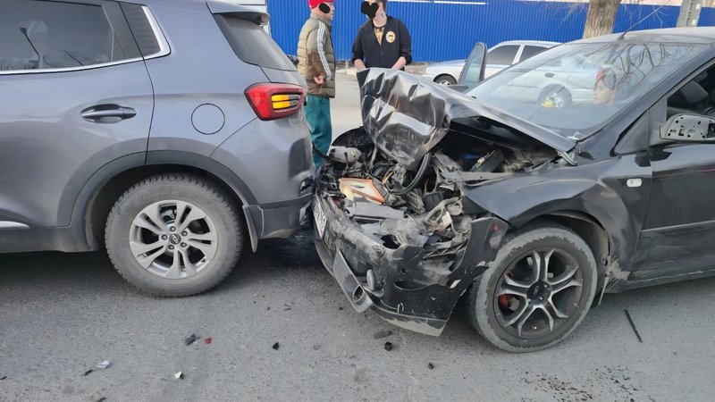 Водитель Фокуса от души разогнался по Будённовской и влетел в притормозивший Черри — фото 2