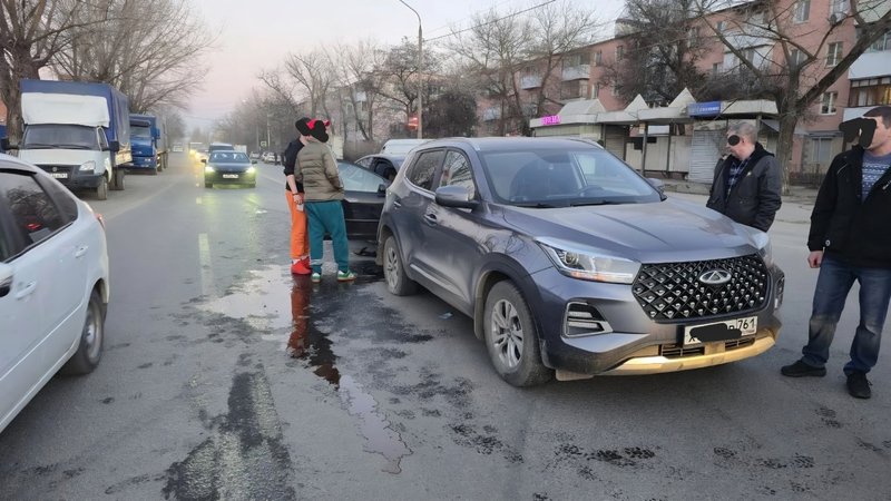 Водитель Фокуса от души разогнался по Будённовской и влетел в притормозивший Черри — фото 3