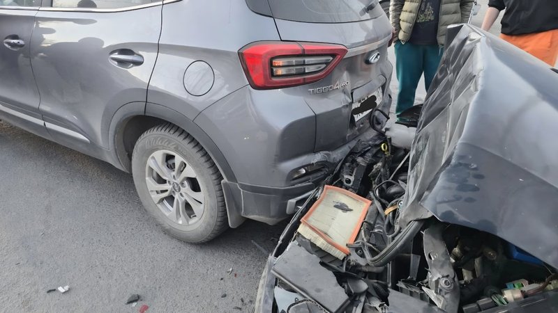 Водитель Фокуса от души разогнался по Будённовской и влетел в притормозивший Черри — фото 4