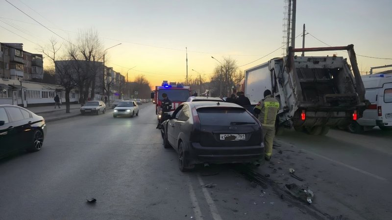 Водитель Фокуса от души разогнался по Будённовской и влетел в притормозивший Черри — фото 5