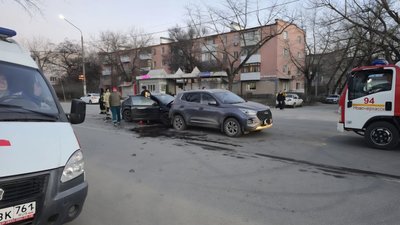 Водитель Фокуса от души разогнался по Будённовской и влетел в притормозивший Черри — фото 6