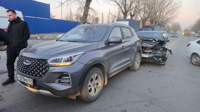 Водитель Фокуса от души разогнался по Будённовской и влетел в притормозивший Черри — фото 7