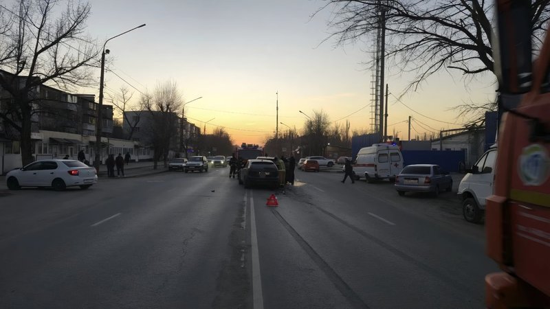 Водитель Фокуса от души разогнался по Будённовской и влетел в притормозивший Черри — фото 8