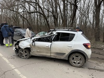 Автомобиль Рено догнал КАМАЗ на Багаевском шоссе