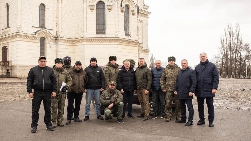 Волонтёры из Новочеркасска передали военнослужащим очередной автомобиль и гуманитарную помощь — фото 3