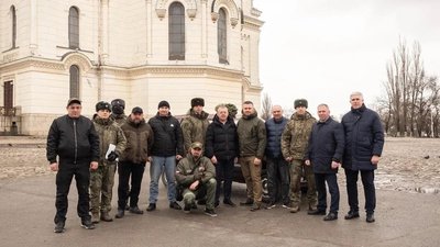 Волонтёры из Новочеркасска передали военнослужащим очередной автомобиль и гуманитарную помощь — фото 3