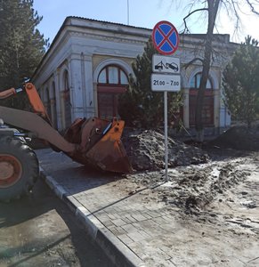 На выходных в Новочеркасске муниципальная коммунальная техника отважно сражалась с остатками снега