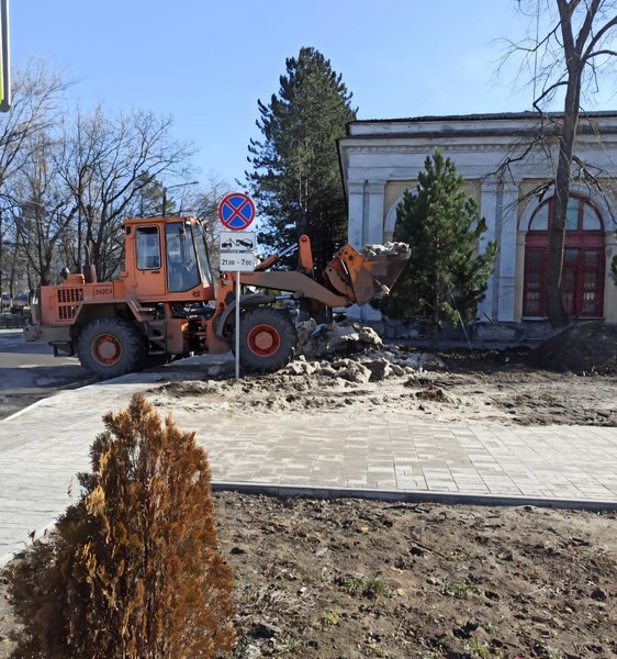 На выходных в Новочеркасске муниципальная коммунальная техника отважно сражалась с остатками снега — фото 2