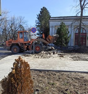 На выходных в Новочеркасске муниципальная коммунальная техника отважно сражалась с остатками снега — фото 2
