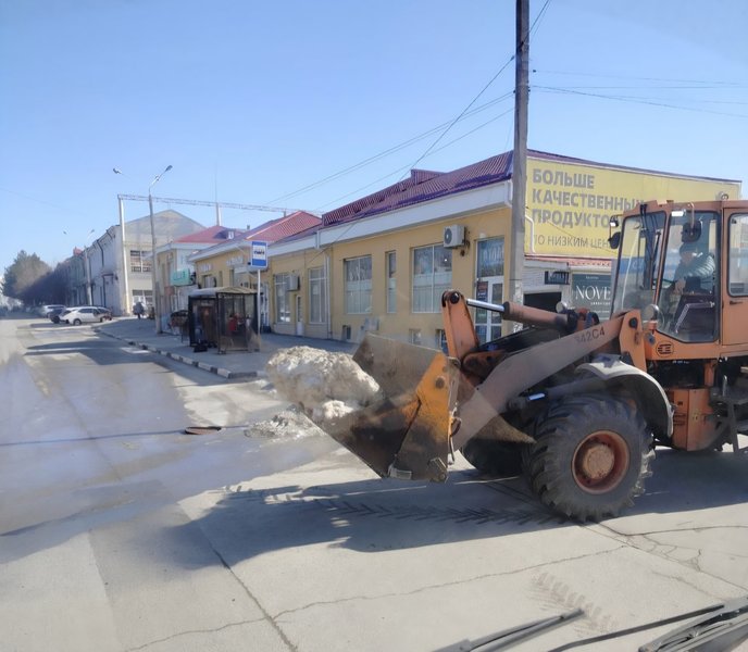 На выходных в Новочеркасске муниципальная коммунальная техника отважно сражалась с остатками снега — фото 3