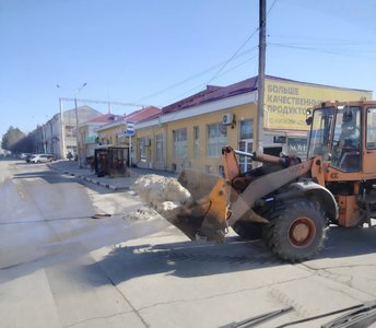 На выходных в Новочеркасске муниципальная коммунальная техника отважно сражалась с остатками снега — фото 3