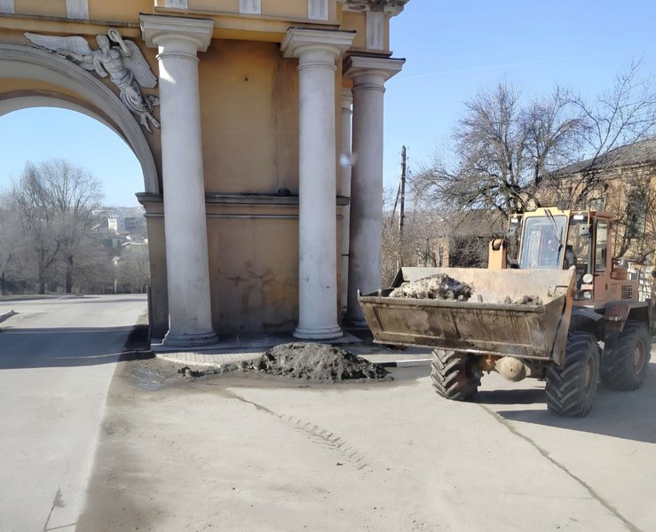 На выходных в Новочеркасске муниципальная коммунальная техника отважно сражалась с остатками снега — фото 4