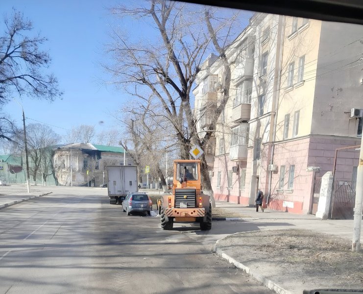 На выходных в Новочеркасске муниципальная коммунальная техника отважно сражалась с остатками снега — фото 5