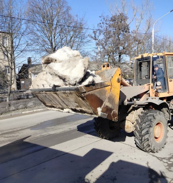 На выходных в Новочеркасске муниципальная коммунальная техника отважно сражалась с остатками снега — фото 6