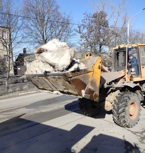 На выходных в Новочеркасске муниципальная коммунальная техника отважно сражалась с остатками снега — фото 6