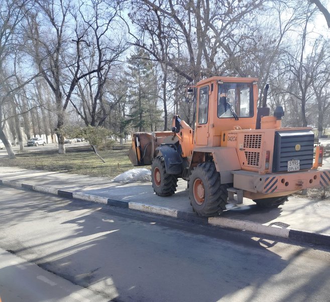 На выходных в Новочеркасске муниципальная коммунальная техника отважно сражалась с остатками снега — фото 7