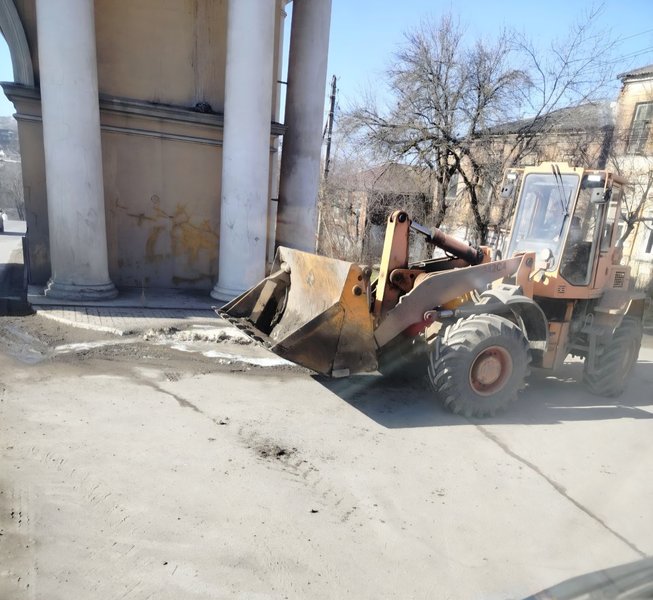 На выходных в Новочеркасске муниципальная коммунальная техника отважно сражалась с остатками снега — фото 8
