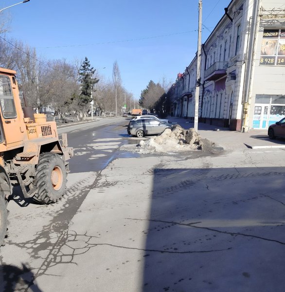 На выходных в Новочеркасске муниципальная коммунальная техника отважно сражалась с остатками снега — фото 9