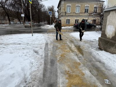В Новочеркасске молодёжь оперативно решила проблему с обледеневшим тротуаром после обращения...