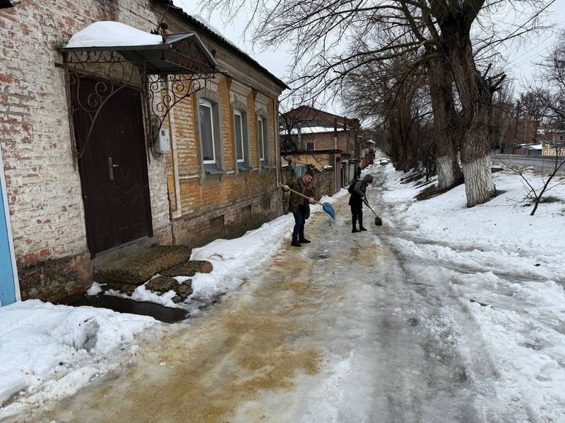 В Новочеркасске молодёжь оперативно решила проблему с обледеневшим тротуаром после обращения... — фото 2
