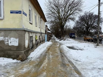 В Новочеркасске молодёжь оперативно решила проблему с обледеневшим тротуаром после обращения... — фото 3