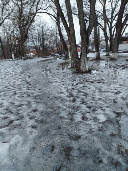 В Новочеркасске подходы к ж/д станции Локомотивстрой — сплошной каток и болото — фото 2