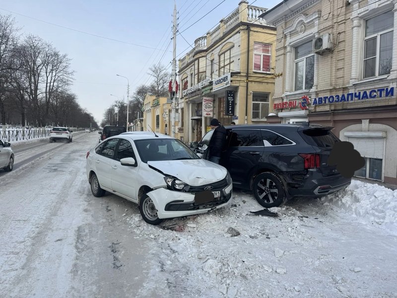 Автовладельцы продолжают разбивать машины из-за плохо почищенных дорог и неправильно выбранной... — фото 2