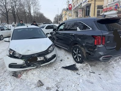 Автовладельцы продолжают разбивать машины из-за плохо почищенных дорог и неправильно выбранной... — фото 5