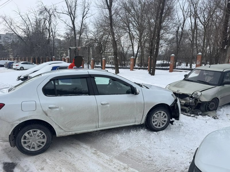 В Новочеркасске продолжаются ДТП, связанные с плохой работой по очистке дорог от снега — фото 3