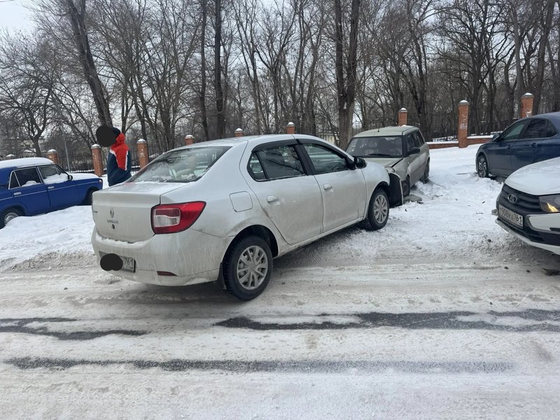 В Новочеркасске продолжаются ДТП, связанные с плохой работой по очистке дорог от снега — фото 4