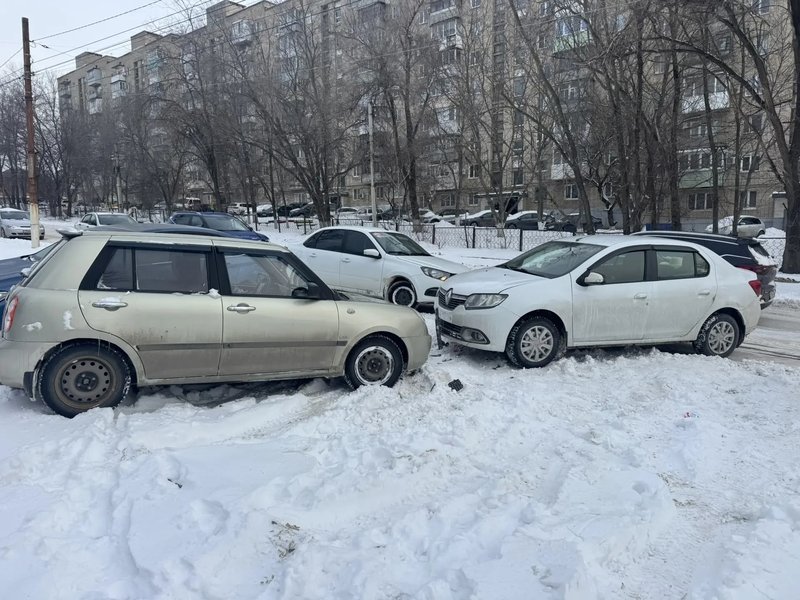 В Новочеркасске продолжаются ДТП, связанные с плохой работой по очистке дорог от снега — фото 5