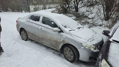 Водитель автомобиля Хендэ не смог подняться на подъём в районе дома Красноармейская 119